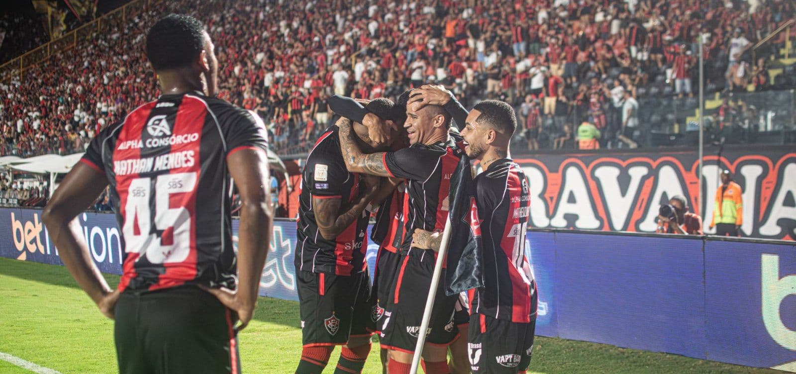 Renê Comanda Goleada e Vitória Afunda o Coritiba: 4 x 1 no Barradão