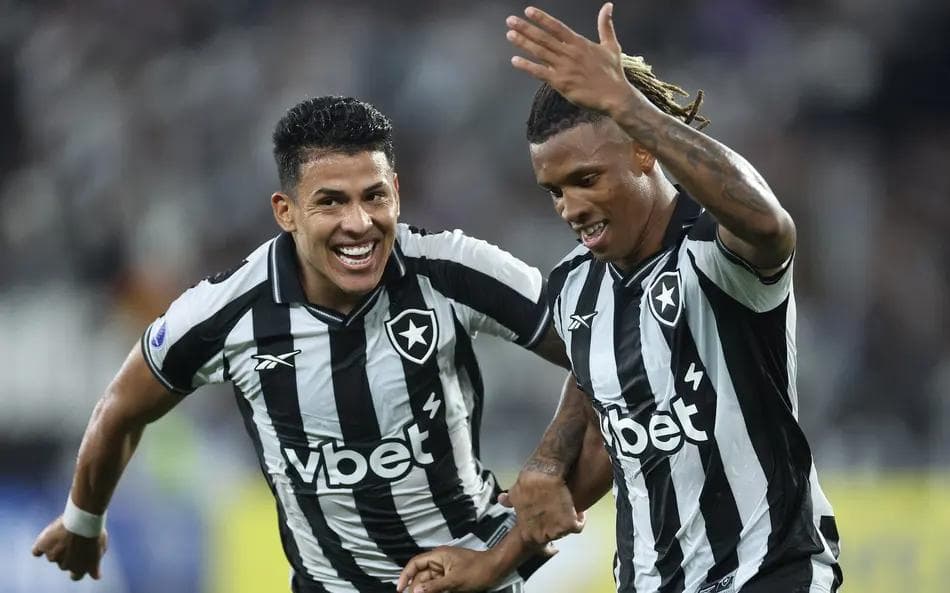 Ao lado de Matheus Martins, Danilo comemora gol pelo Botafogo diante do Racing